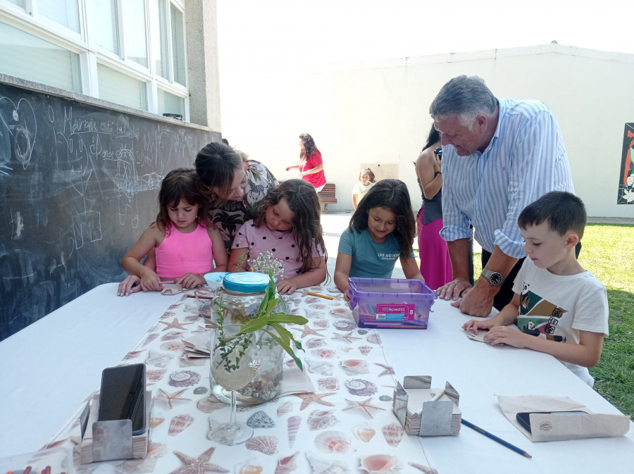 Los niños del Plan Sanxenxo Concilia se divierten cocinando con personal del Obradoiro de Hostalería