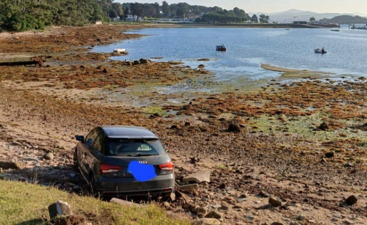 Un coche sin conductor aparece en una playa de la Illa da Toxa