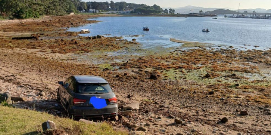 Un coche sin conductor aparece en una playa de la Illa da Toxa