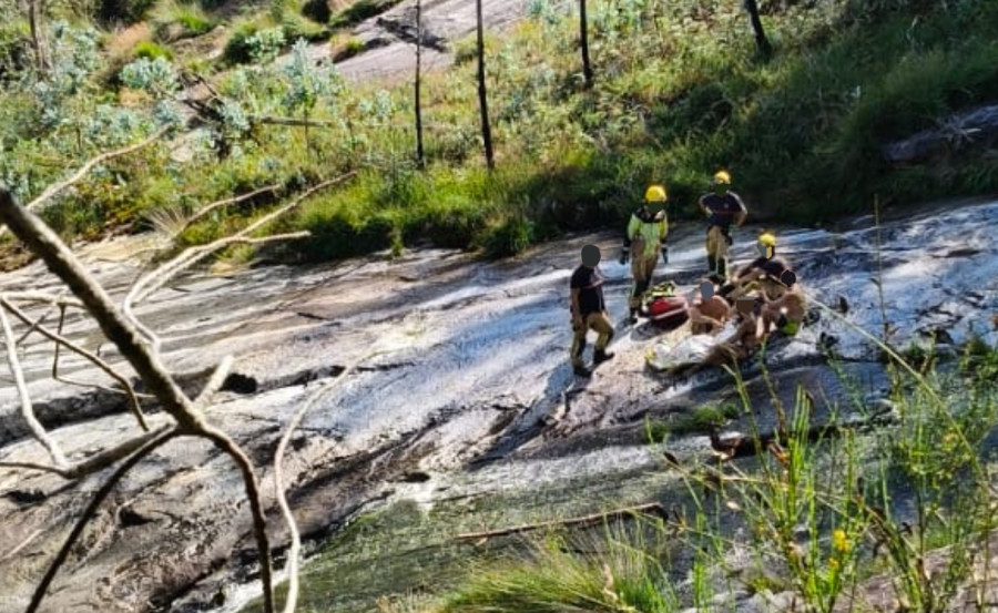 Evacuada en el helicóptero Pesca 1 al Clínico de Santiago una mujer rescatada tras caer en el tobogán de San Xoán, en piscinas naturales de A Pobra