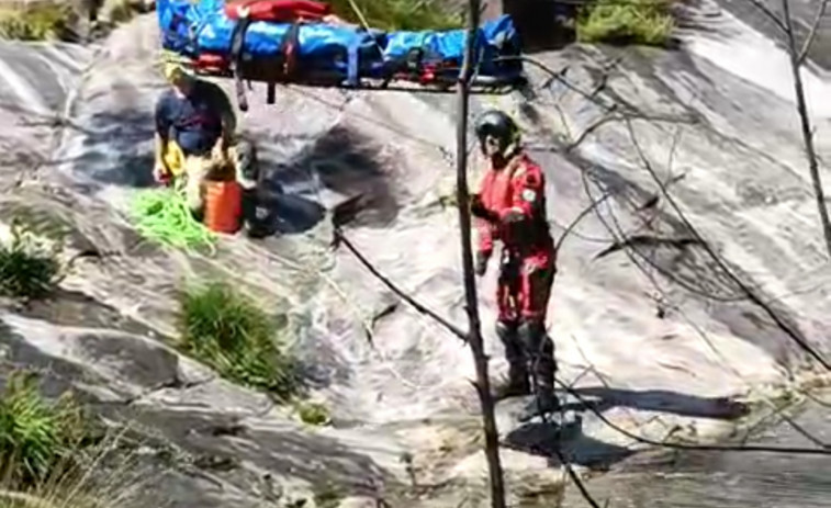 Rescatan en menos de 24 horas a dos personas tras resbalar en las piscinas naturales de A Pobra