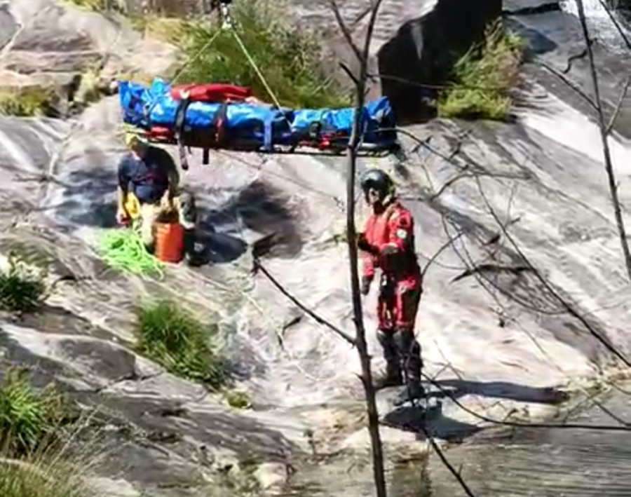 Rescatan en menos de 24 horas a dos personas tras resbalar en las piscinas naturales de A Pobra