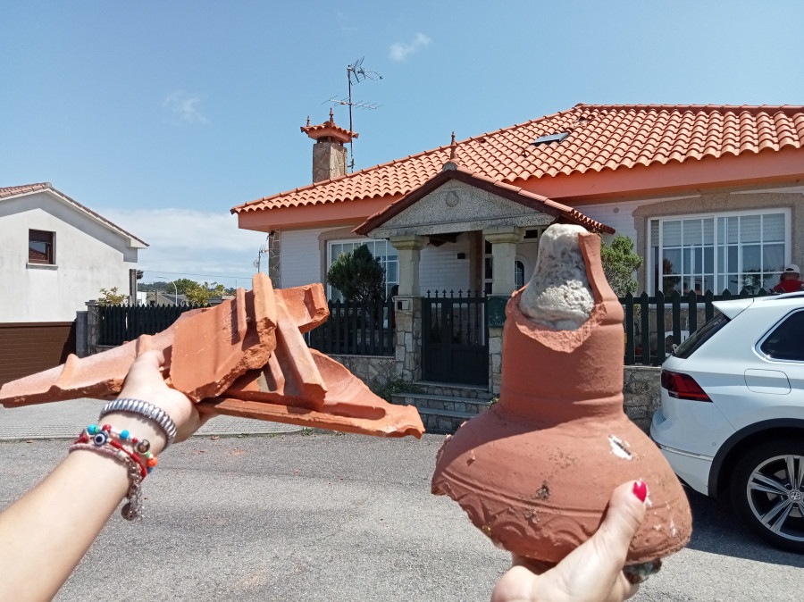 Un hombre se encarama a una casa ajena en Aguiño y tira tejas contra vecinos, coches y policías