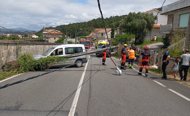 Herido un conductor tras chocar su vehículo contra un poste de la luz en Noalla