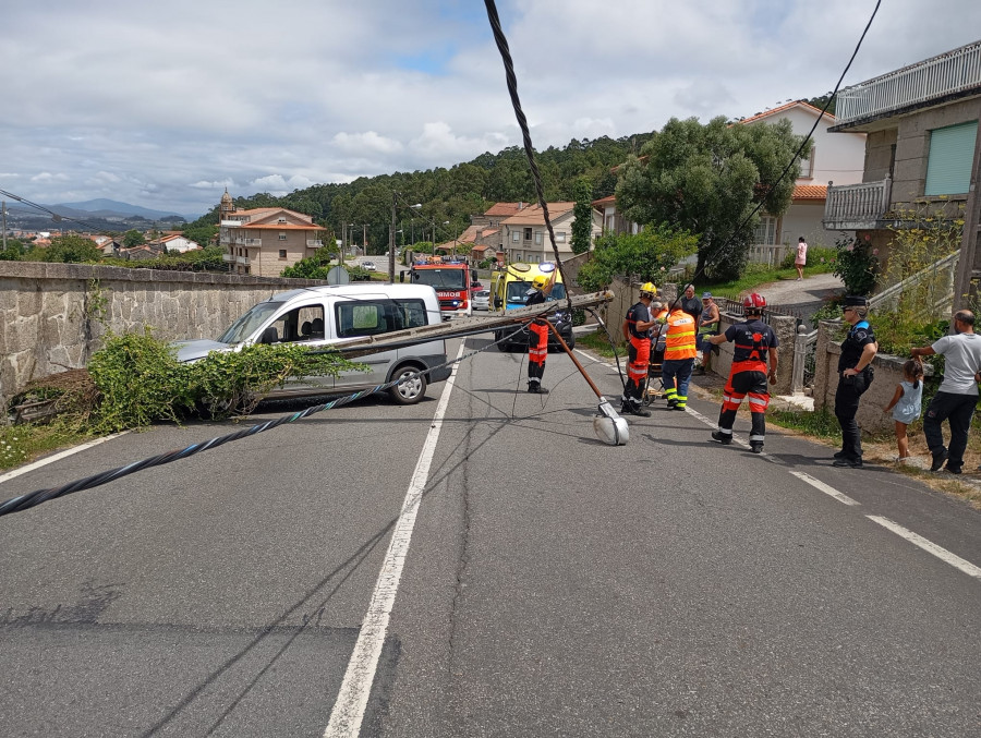 Herido un conductor tras chocar su vehículo contra un poste de la luz en Noalla