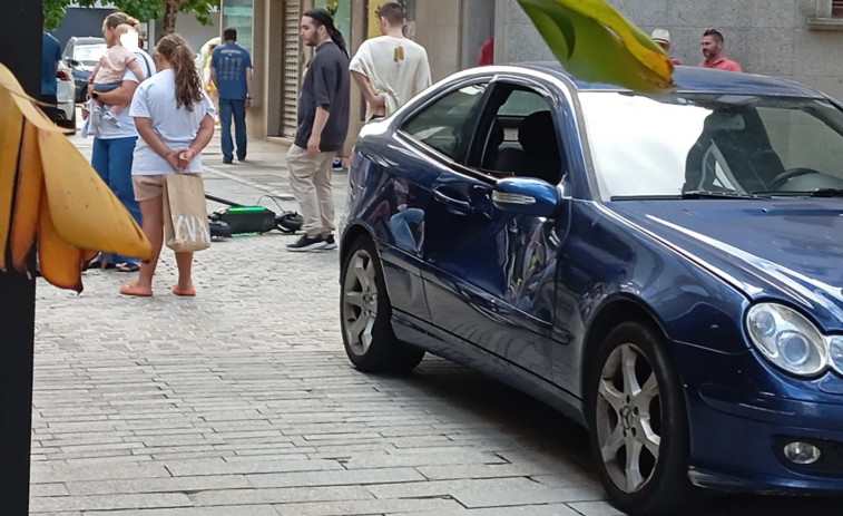 Un herido grave en un choque entre un patinete y un turismo en la calle Méndez Núñez