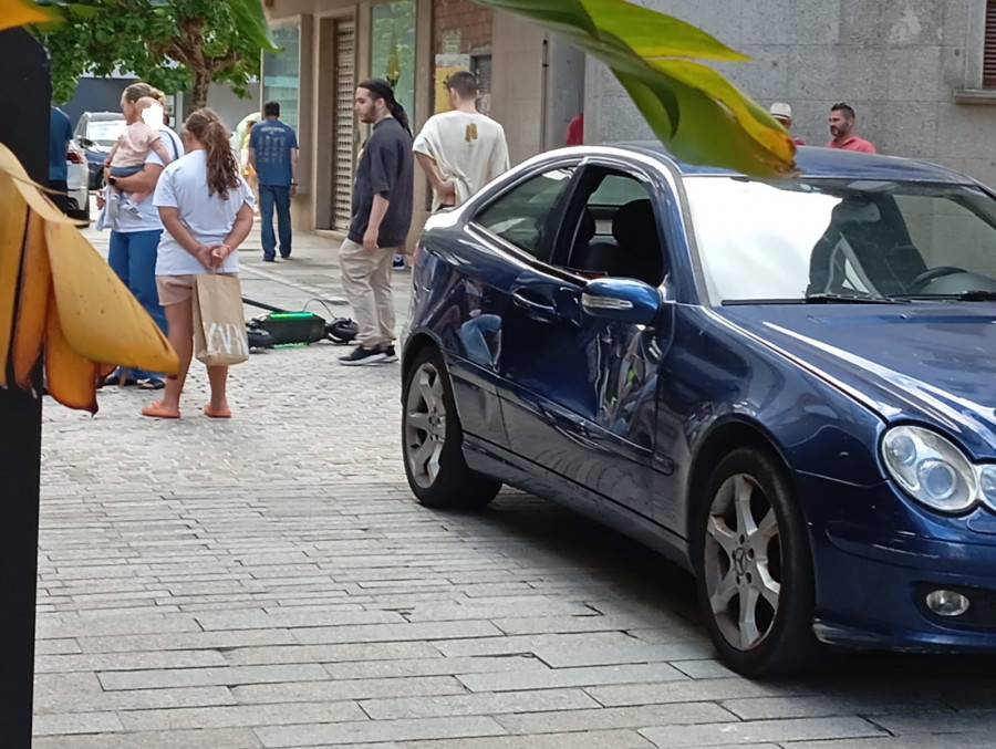 Un herido grave en un choque entre un patinete y un turismo en la calle Méndez Núñez