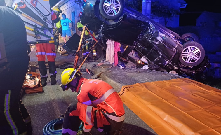 Excarcelan a una mujer tras volcar su coche en Meaño