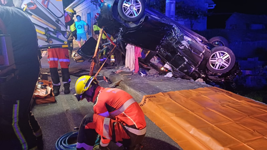 Excarcelan a una mujer tras volcar su coche en Meaño