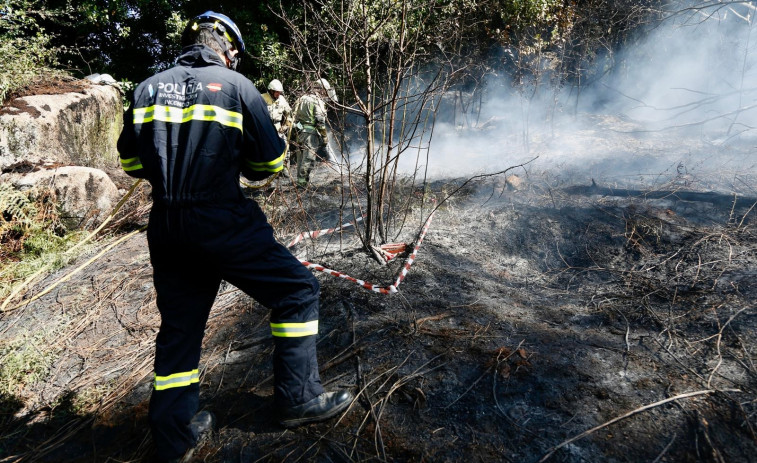 Buscan al autor de un incendio forestal provocado con bengalas en A Illa