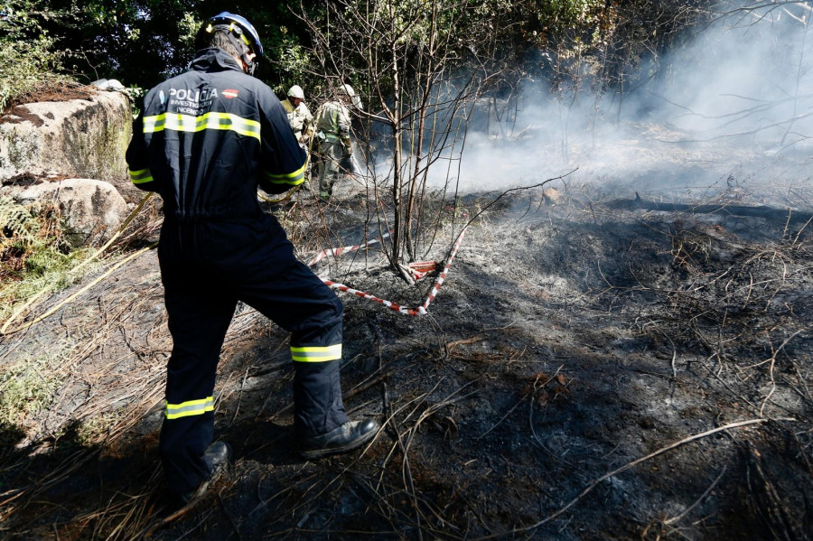 Buscan al autor de un incendio forestal provocado con bengalas en A Illa