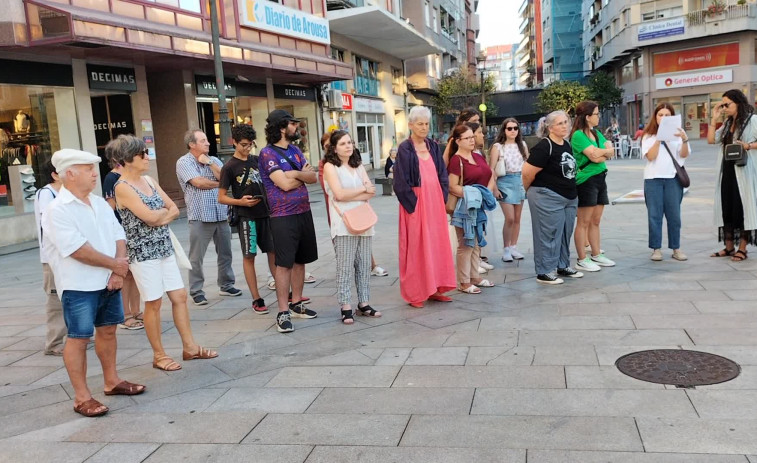 Concentración en repulsa por el último asesinato machista de A Coruña en Vilagarcía y Ribeira