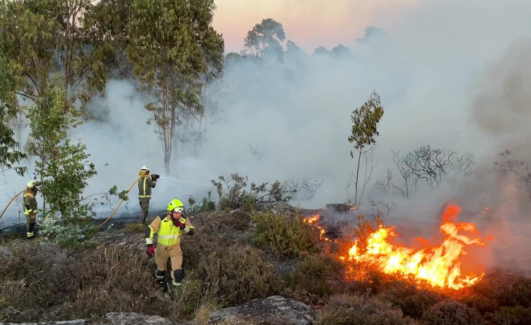 Un incendio forestal entre Rubiáns y A Laxe moviliza un dispositivo por tierra y aire