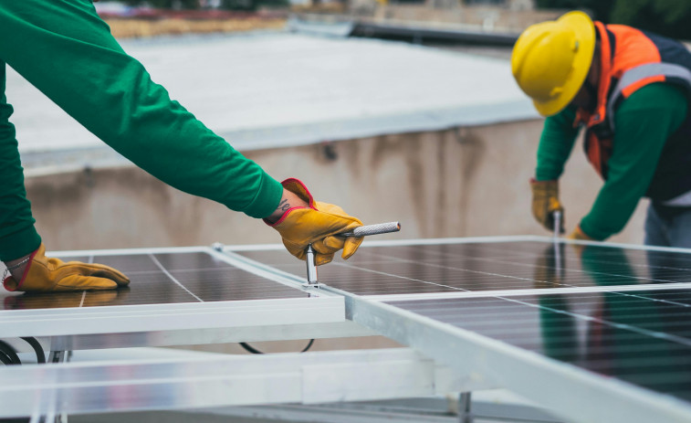 El tripartito adjudica por 263.227 euros las instalaciones de paneles solares en el nuevo auditorio, A Fieiteira y la UCA