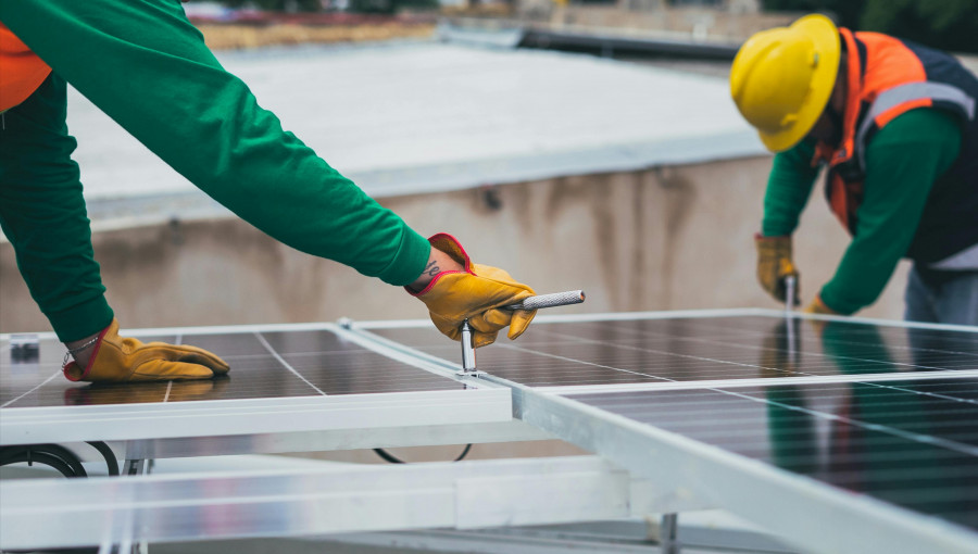 El tripartito adjudica por 263.227 euros las instalaciones de paneles solares en el nuevo auditorio, A Fieiteira y la UCA