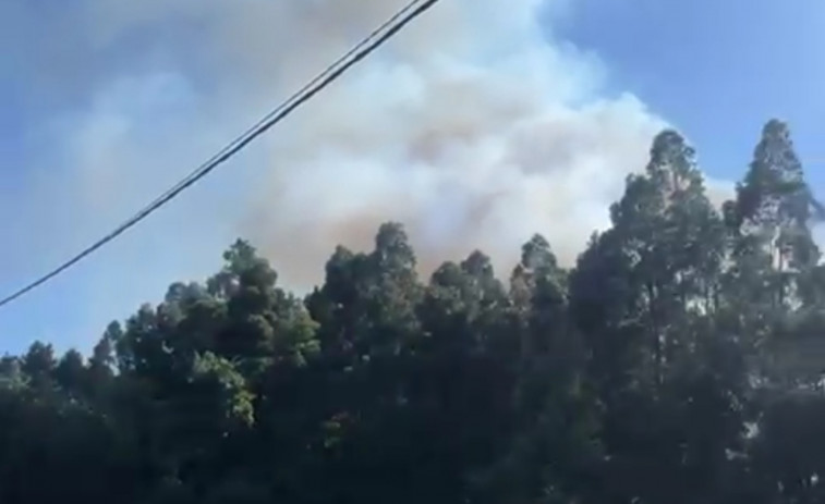 Extinguido el primer incendio forestal del verano en la comarca, entre Ribeira y A Pobra, que calcinó 1,88 hectáreas de arbolado