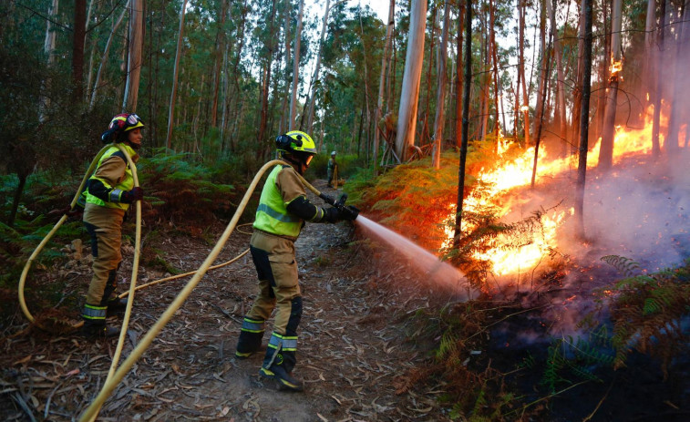 El primer fuego forestal del verano calcinó 7.000 metros cuadrados entre Rubiáns y A Laxe