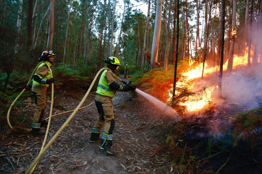 El primer fuego forestal del verano calcinó 7.000 metros cuadrados entre Rubiáns y A Laxe