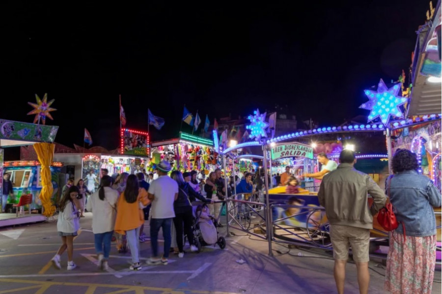 Portos, Concello y feriantes llegan a un acuerdo para colocar las atracciones en Portonovo