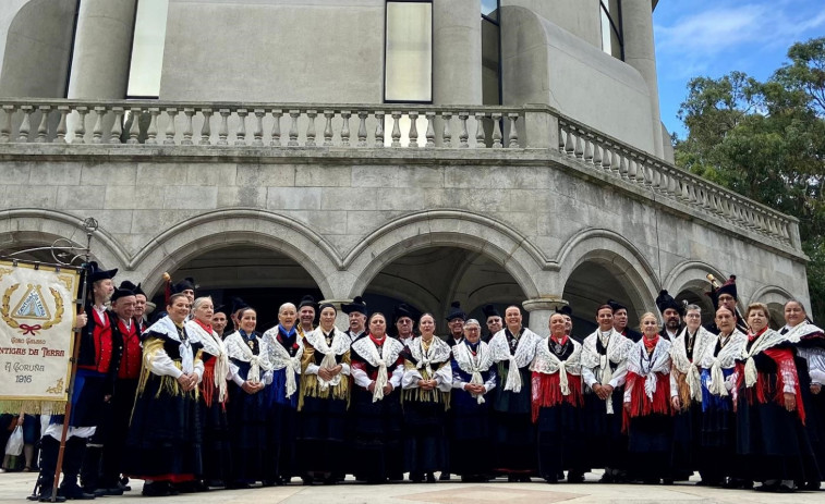 Cambados se suma al Día del Folclore con un concierto de Cántigas da Terra en la escalera de San Benito