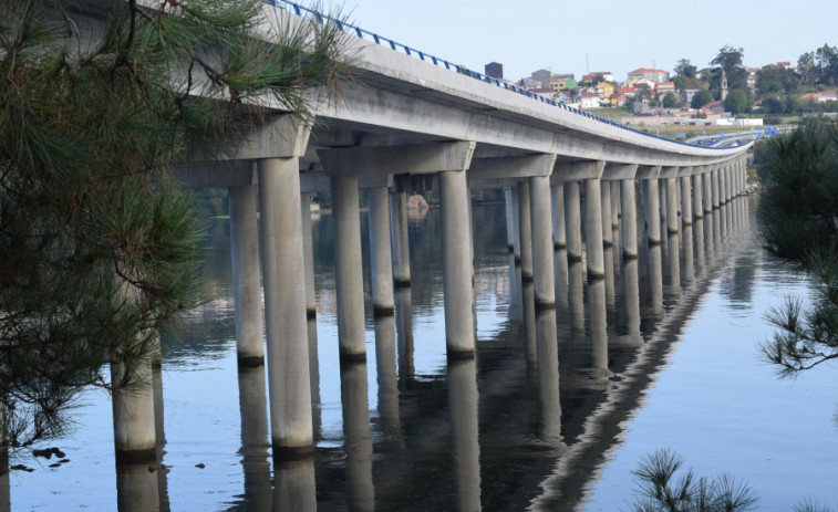 Alertan de la presencia de varios peregrinos caminando por el viaducto de la Autovía do Barbanza entre Cespón y Taragoña