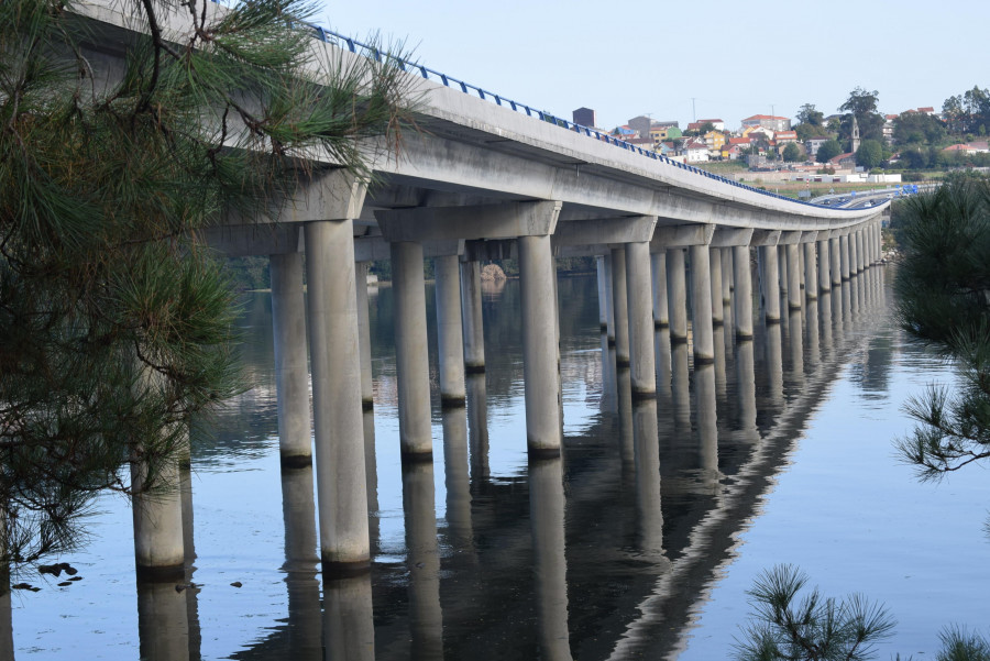 Alertan de la presencia de varios peregrinos caminando por el viaducto de la Autovía do Barbanza entre Cespón y Taragoña