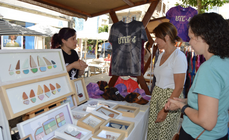 Un mercado artesanal en la Praza Pascual Veiga en Sanxenxo, reparte su recaudación con la AECC