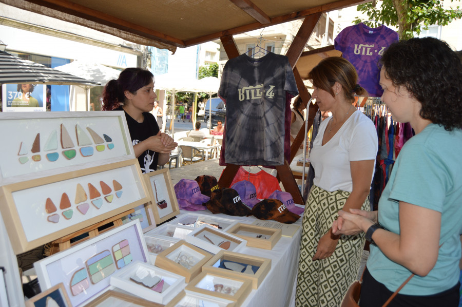 Un mercado artesanal en la Praza Pascual Veiga en Sanxenxo, reparte su recaudación con la AECC