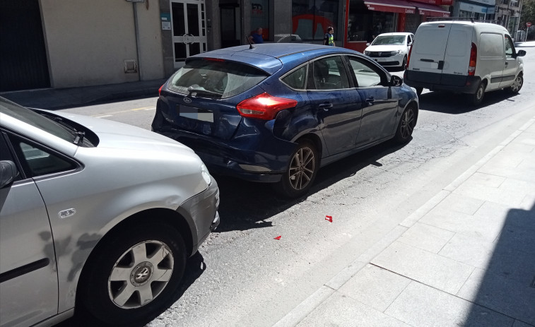 Colisión por alcance entre tres vehículos en la Avenida Miguel Rodríguez Bautista en Ribeira