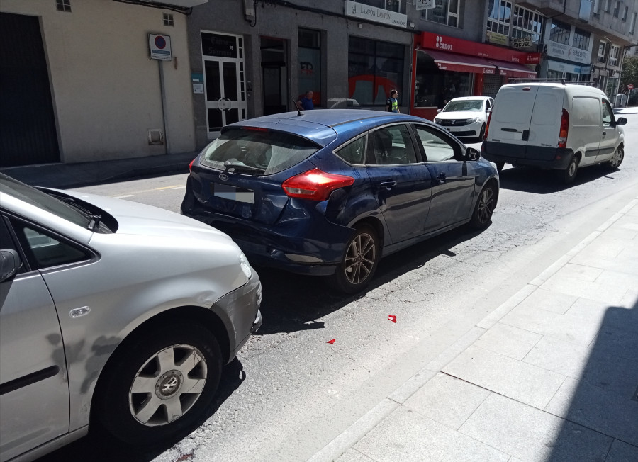 Colisión por alcance entre tres vehículos en la Avenida Miguel Rodríguez Bautista en Ribeira