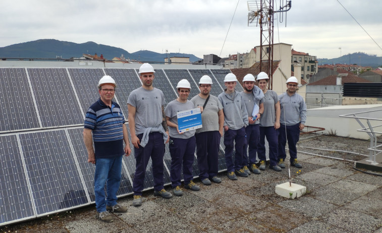 El alumnado del Labora Xove comienza las prácticas con vigilancia de playas e instalación de placas solares