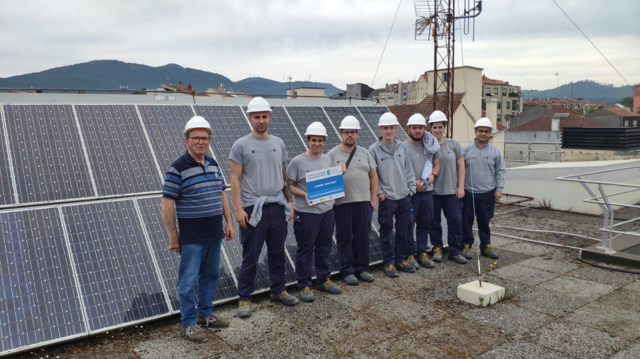 El alumnado del Labora Xove comienza las prácticas con vigilancia de playas e instalación de placas solares