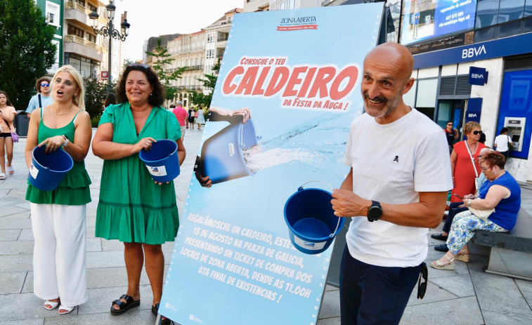 Bares y comercios de Vilagarcía repartirán medio millar de cubos para la Festa da Auga