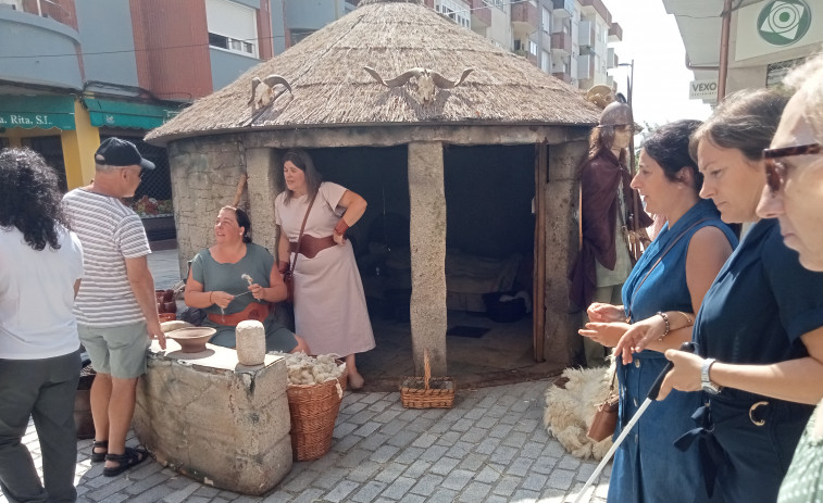 Boiro revive la época castrexa con un mercado muy activo y frecuentado en su calle peatonal