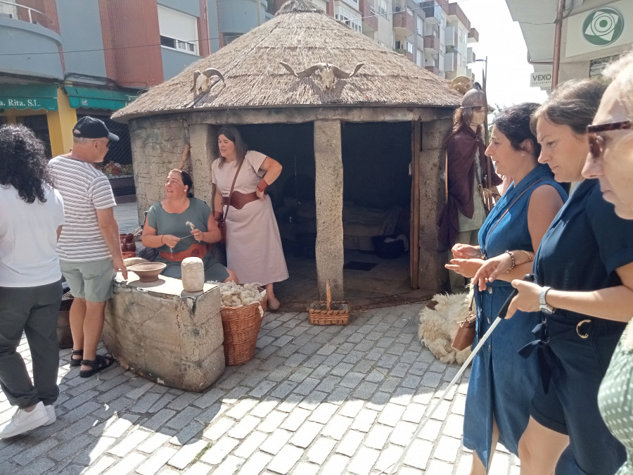 Boiro revive la época castrexa con un mercado muy activo y frecuentado en su calle peatonal