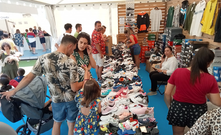 El éxito visita la feria de gangas de Ribeira