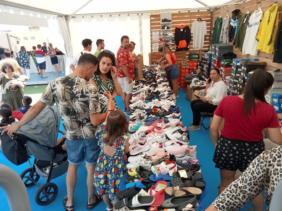 El éxito visita la feria de gangas de Ribeira