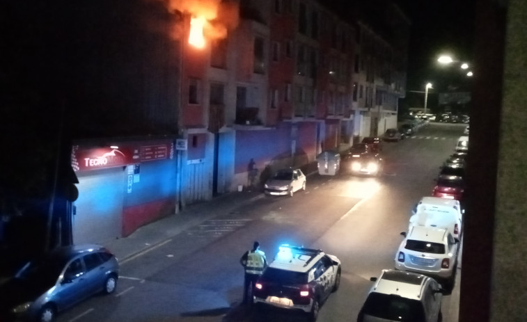 Registrado un incendio en un segundo piso del edificio okupa de Abesadas, en Ribeira