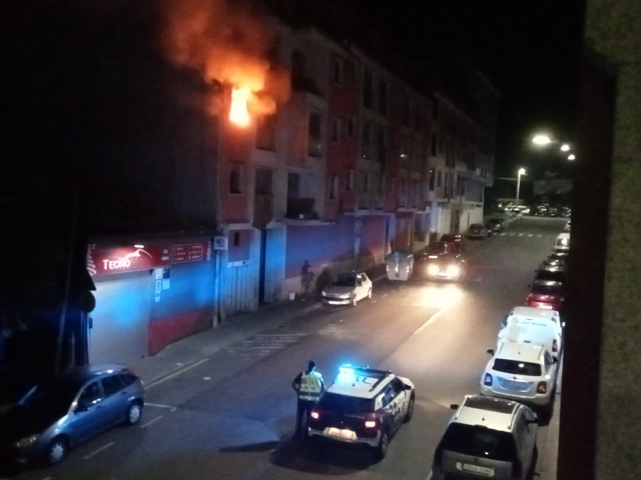 Registrado un incendio en un segundo piso del edificio okupa de Abesadas, en Ribeira