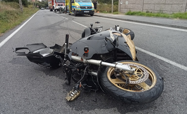 Heridas dos personas, una de ellas grave, en un accidente entre una motocicleta y un motocultor en A Graña, en Ribeira