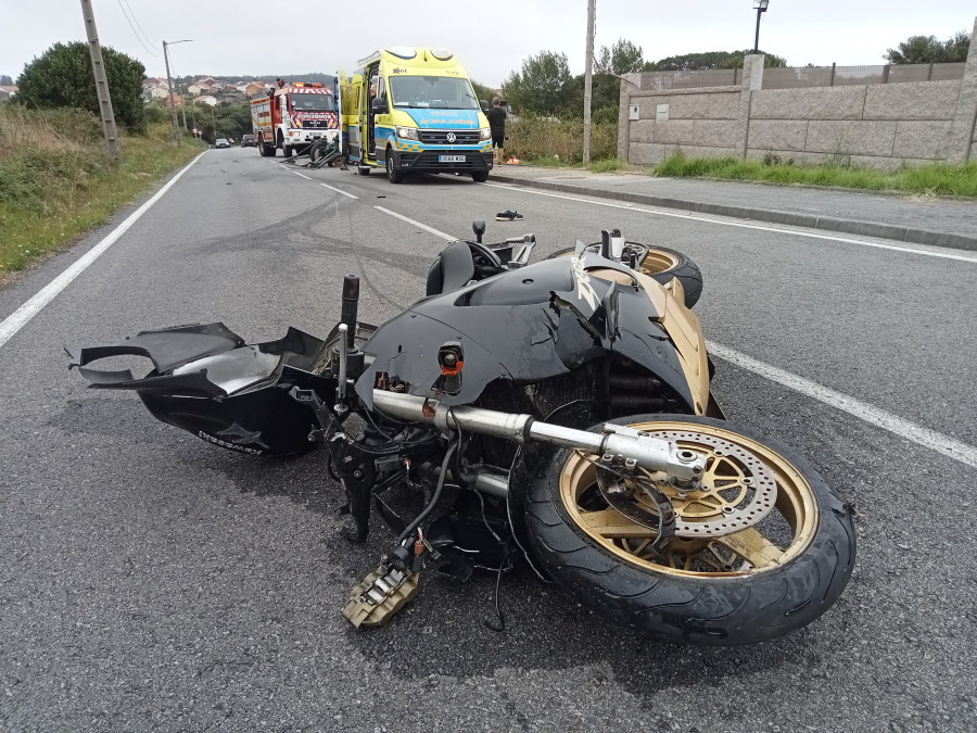 Heridas dos personas, una de ellas grave, en un accidente entre una motocicleta y un motocultor en A Graña, en Ribeira