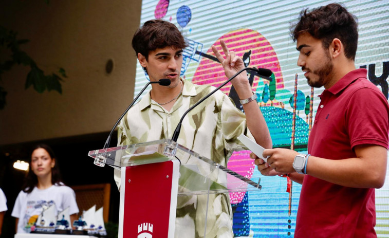 Furor por los Mozos de Arousa en la Festa da Ameixa