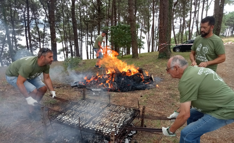 Mil personas agotan los 300 kilos de sardinas y 200 de mejillones que se sirvieron con las tapas en la Romería de Neixón