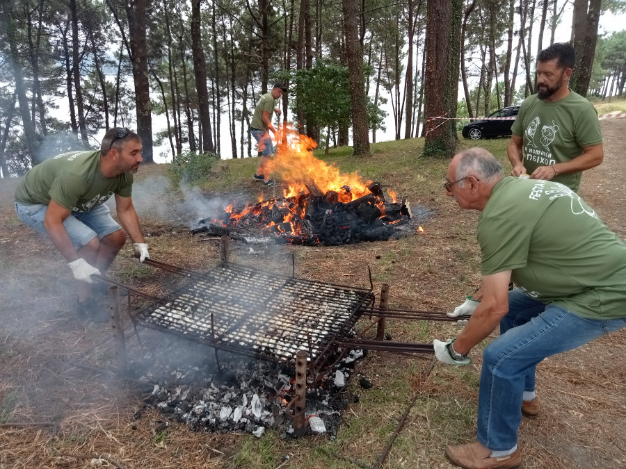 Mil personas agotan los 300 kilos de sardinas y 200 de mejillones que se sirvieron con las tapas en la Romería de Neixón