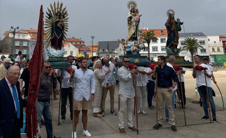 Corrubedo puso el colofón a sus Festas do Carme con procesión y la ofrenda floral de los marineros