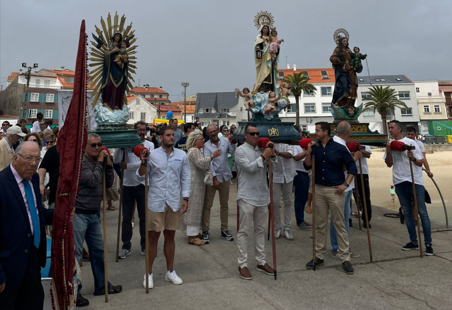 Corrubedo puso el colofón a sus Festas do Carme con procesión y la ofrenda floral de los marineros