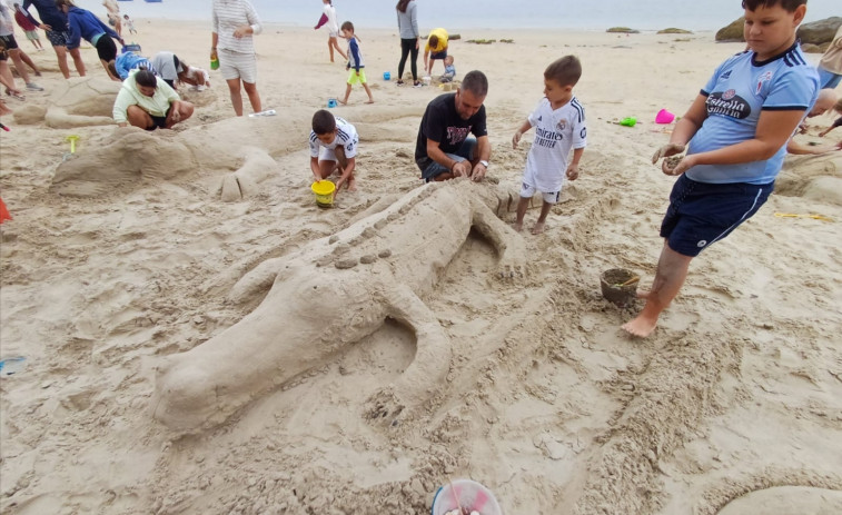 La cita en la playa de A Corna de la I Xuntanza de Esculturas de Area de Ribeira duplicó la cifra inicial de niños inscritos