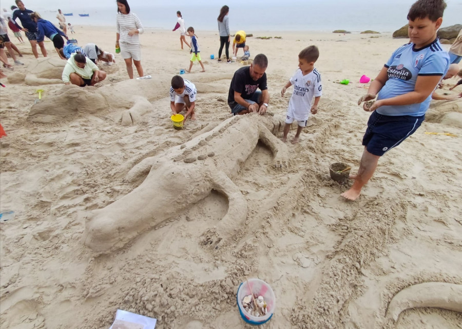 La cita en la playa de A Corna de la I Xuntanza de Esculturas de Area de Ribeira duplicó la cifra inicial de niños inscritos