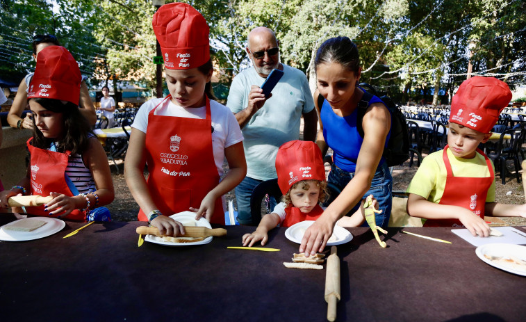 La carballeira de Ribadumia se abarrota en la XXI Festa do Pan