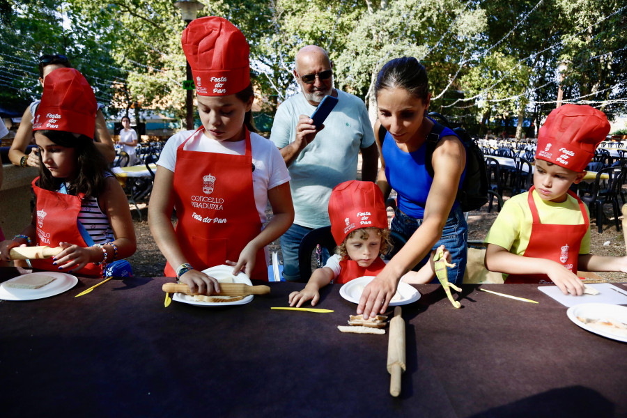 La carballeira de Ribadumia se abarrota en la XXI Festa do Pan